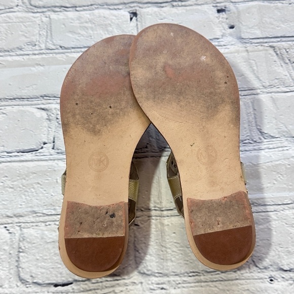 Michael Kors Plate  Flat Thong in Pale Gold - Picture 6 of 8